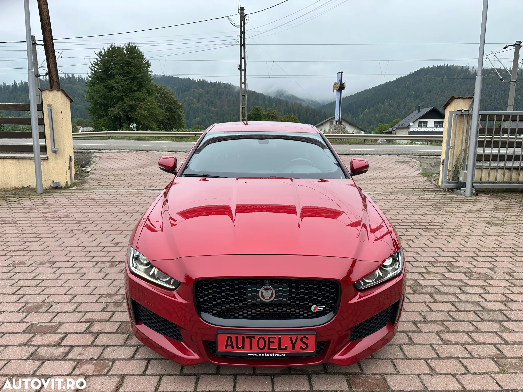 Jaguar XE RWD S - 4