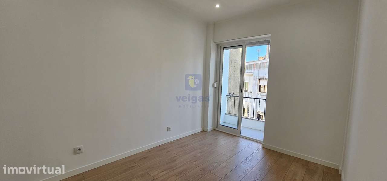 Apartamento renovado com 3 quartos no centro de Odivelas - Grande imagem: 2/13