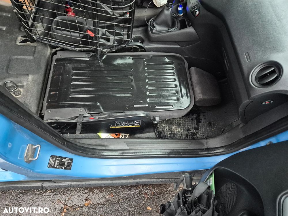 Ford Transit Courier - 15