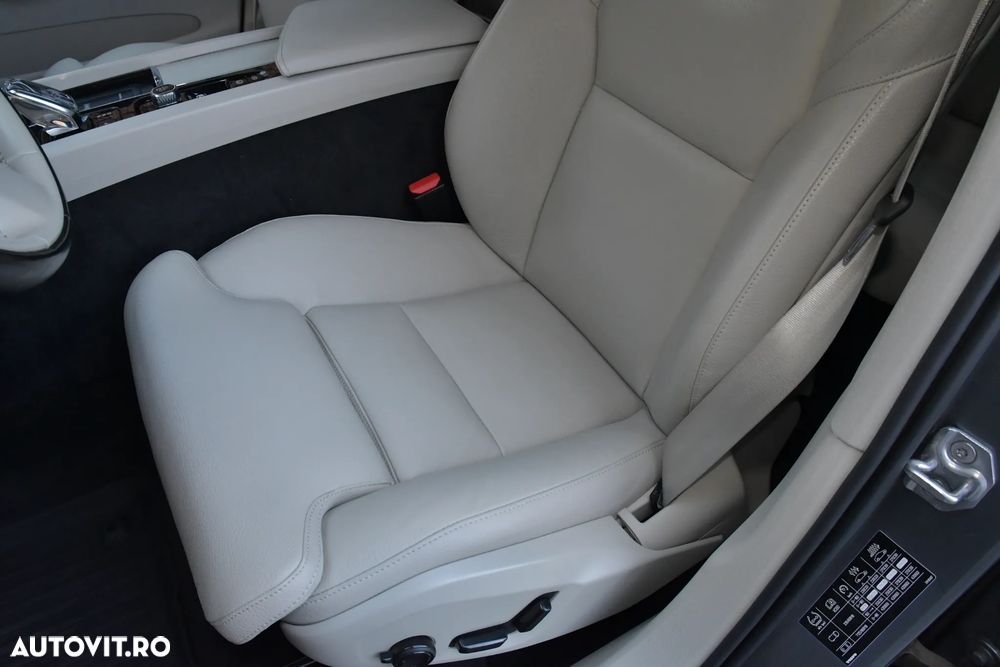 Volvo XC 60 B4 MHEV AT8 AWD Momentum Pro - 14
