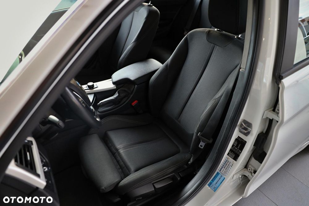 BMW Seria 3 318i - 13