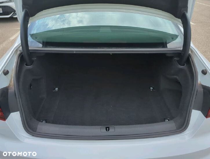 Audi A4 Limousine - 8