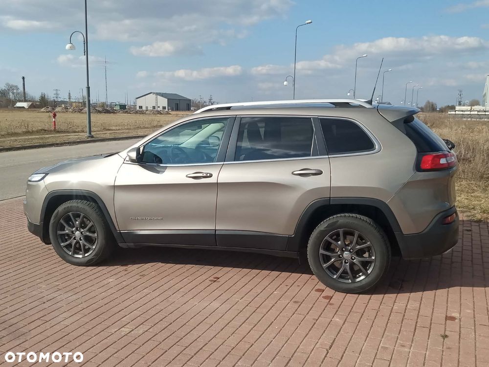 Jeep Cherokee - 16