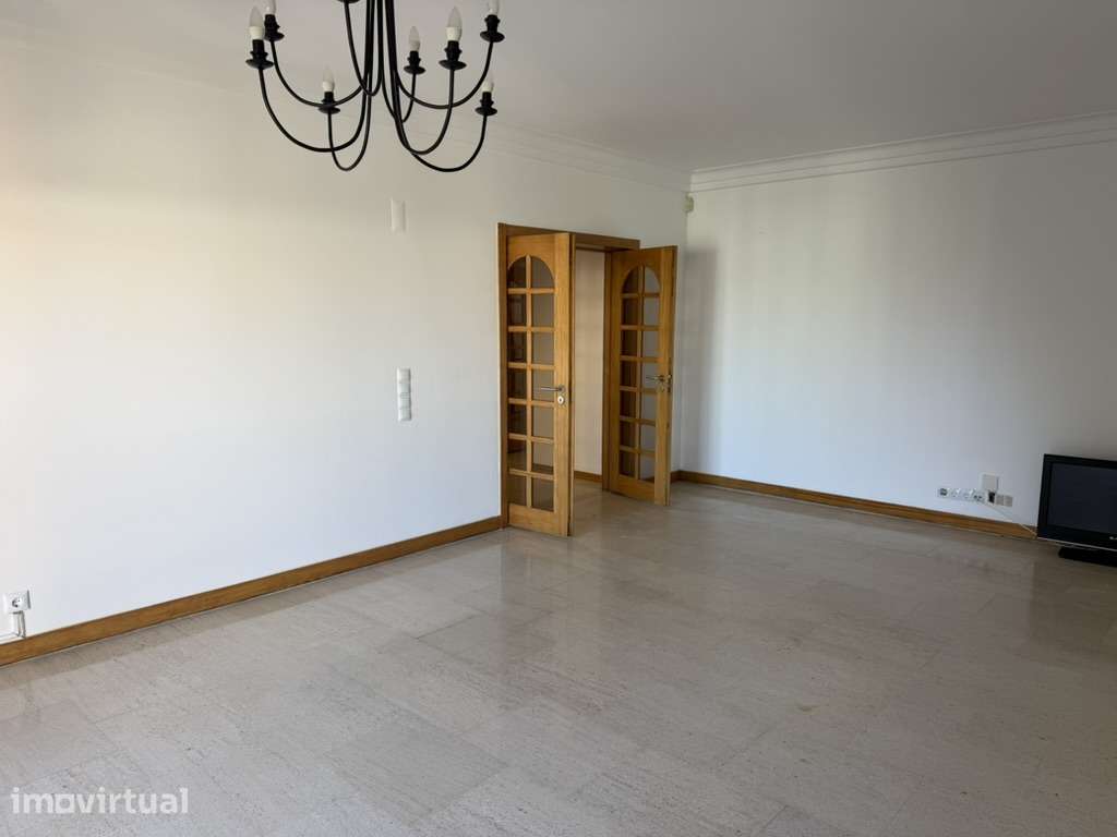 T3 com Suite, Varanda Parqueamento S. D. de Benfica – A 500m do Metro - Grande imagem: 4/20