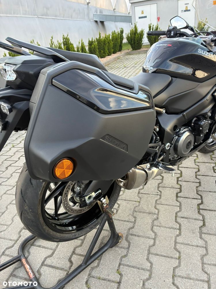 Suzuki GSX - 16