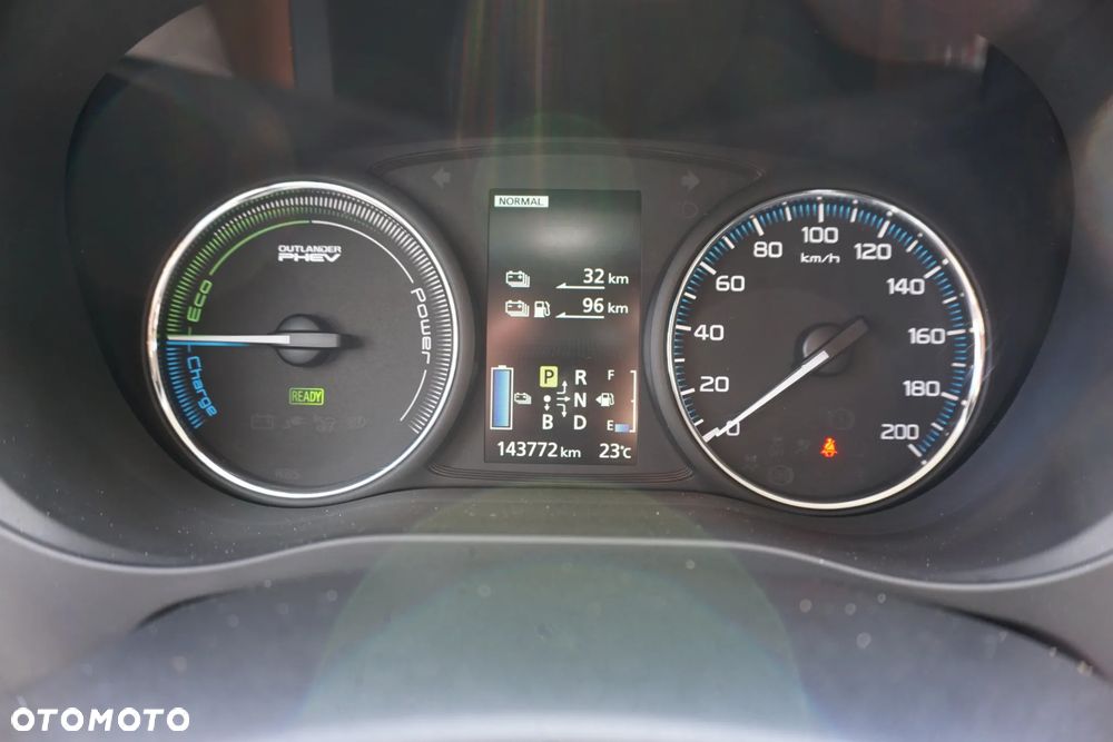 Mitsubishi Outlander Instyle NAVI + - 25