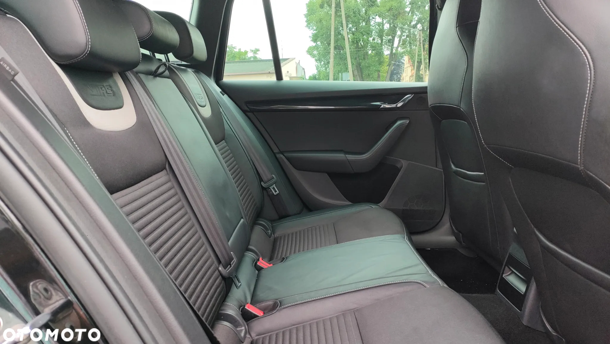 Skoda Octavia Combi 2.0 TDI RS - 22