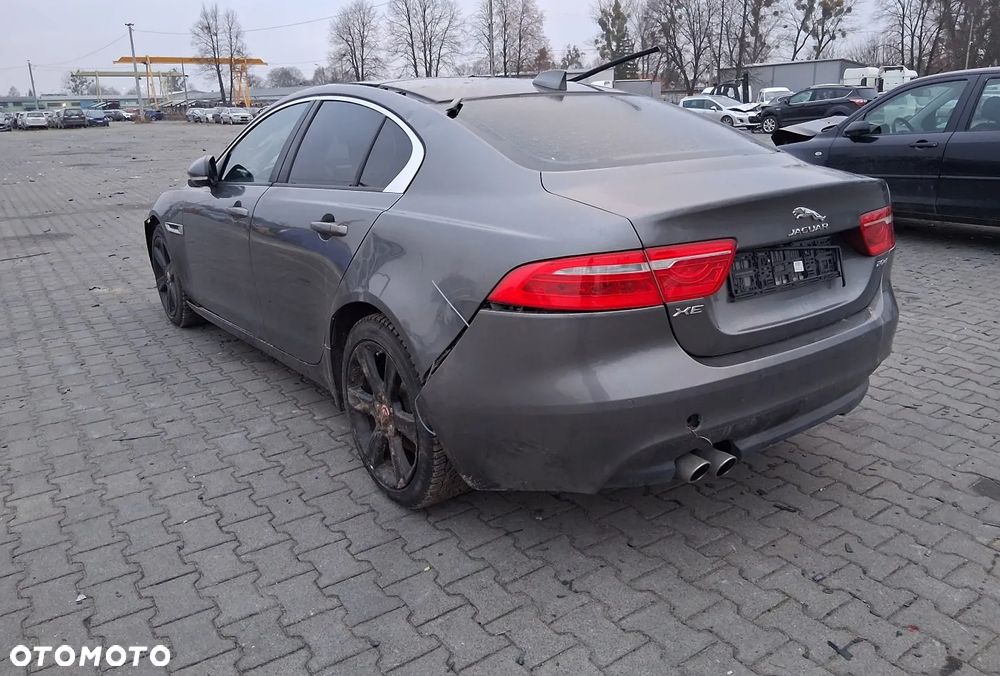 Jaguar XE 2.0 D Prestige - 4