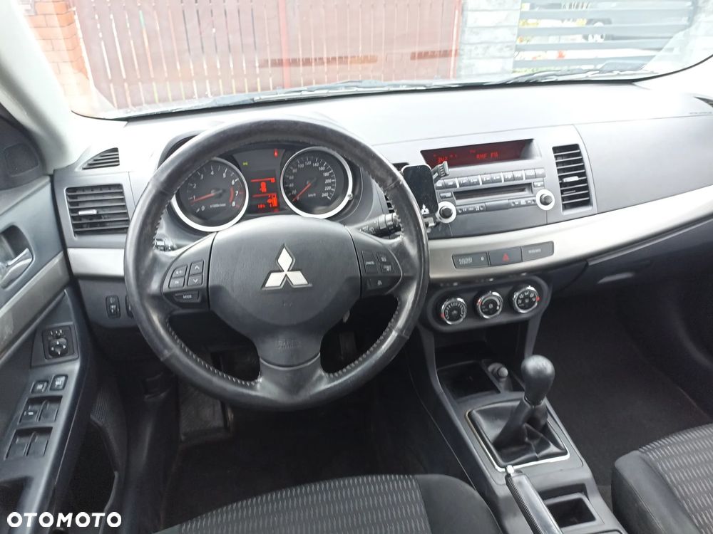 Mitsubishi Lancer 1.6 Invite - 3