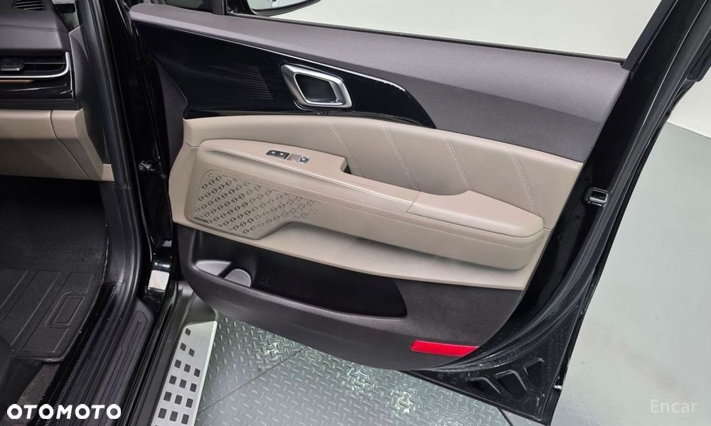 Kia Carnival - 23