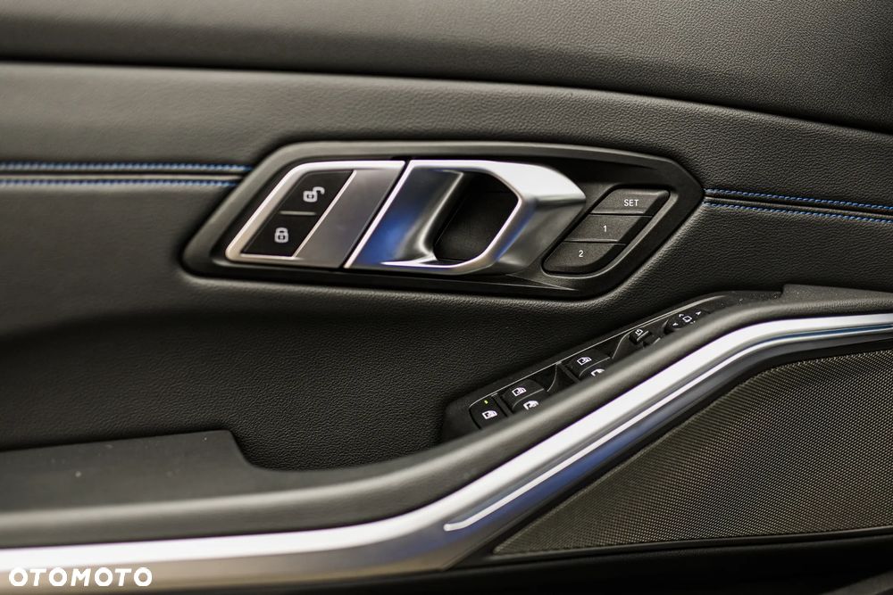 BMW Seria 3 330e M Sport - 39