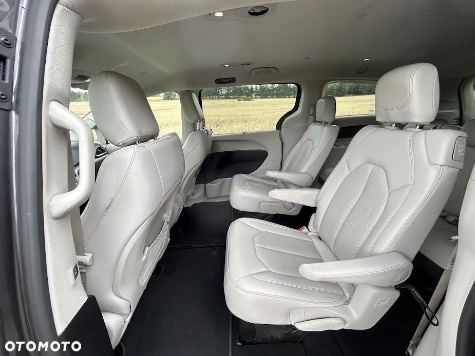 Chrysler Town & Country - 7
