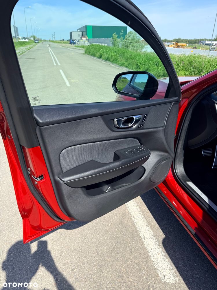 Volvo V60 B4 D R-Design - 20