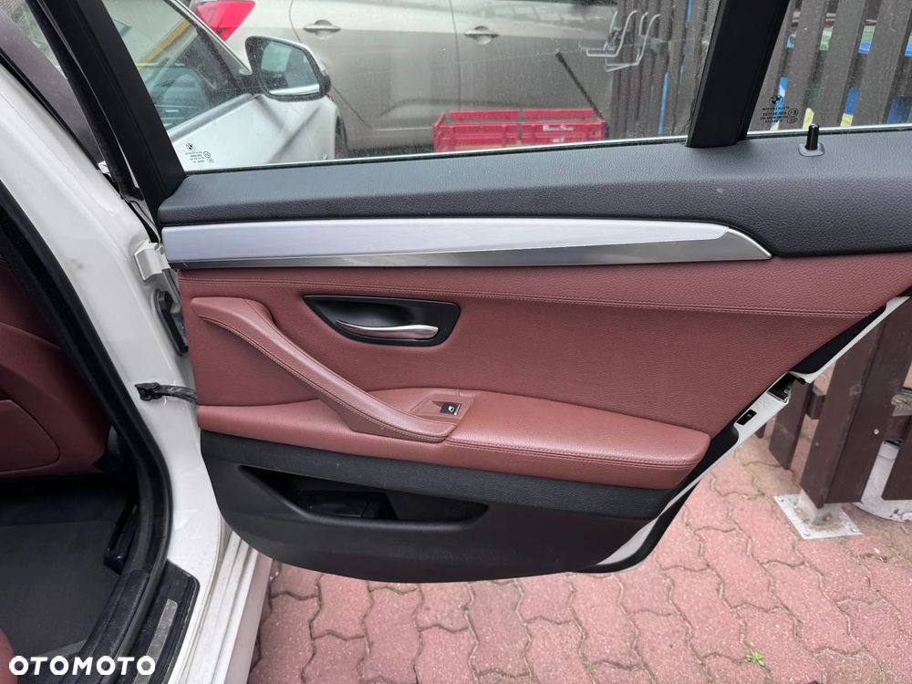 BMW Seria 5 525d xDrive - 15