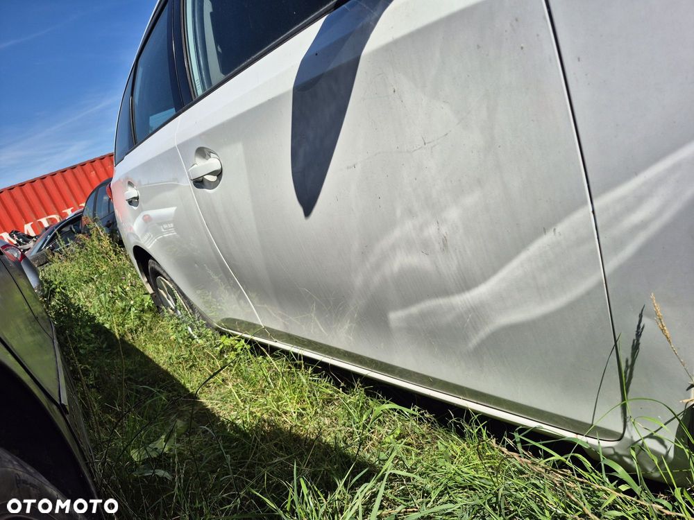 Drzwi prawe przód przednie toyota auris II kolor 040