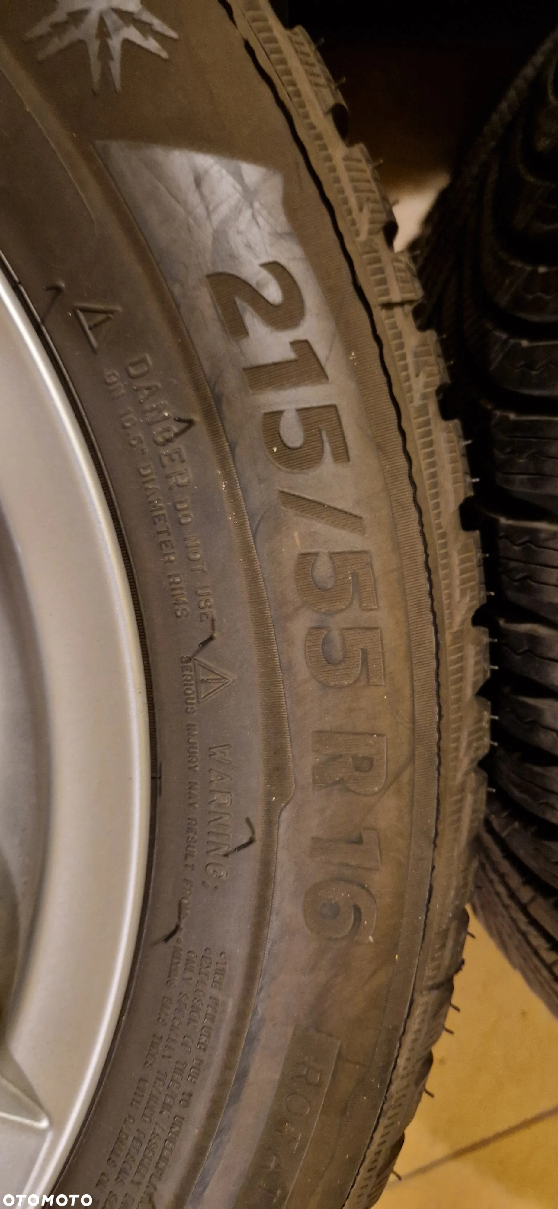 Sprzedam komplet kół z felgami aluminiowymi do VW Passata. Opony Michelin 215/55/R16 - 19