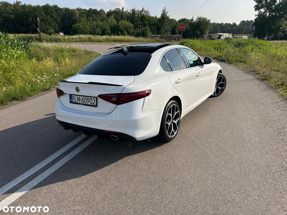 Alfa Romeo Giulia 2.0 Turbo 16V AT8-Q4 Veloce Ti - 2