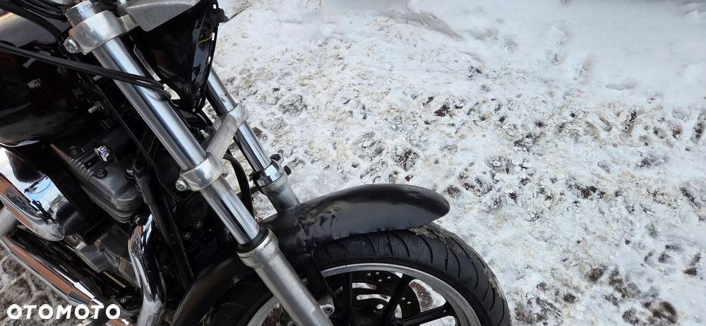 Harley-Davidson Sportster Custom 883C - 11