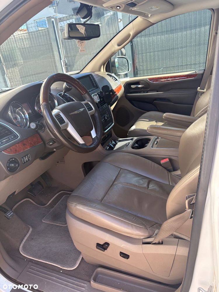 Chrysler Town & Country 3.6 Limited - 8