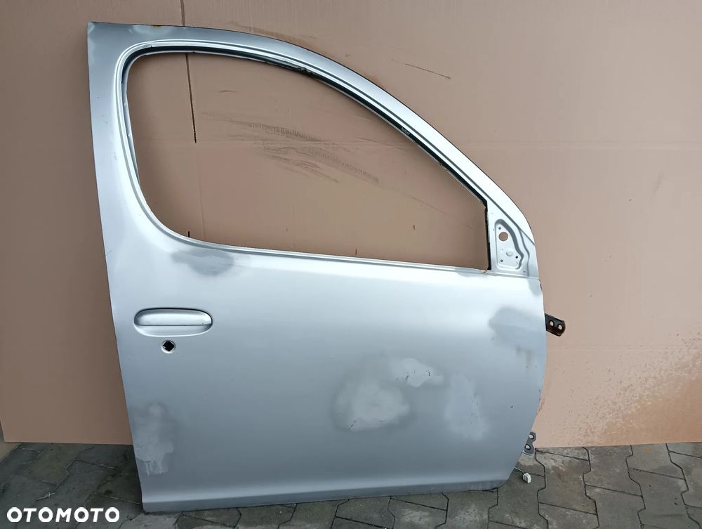 Toyota Yaris Verso drzwi prawe przednie