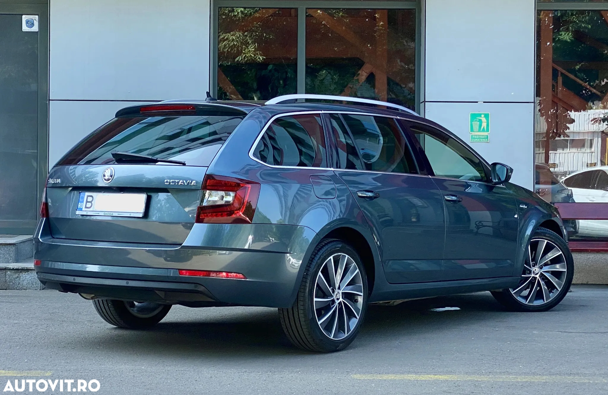 Skoda Octavia Combi 2.0 TDI DSG L&K - 2