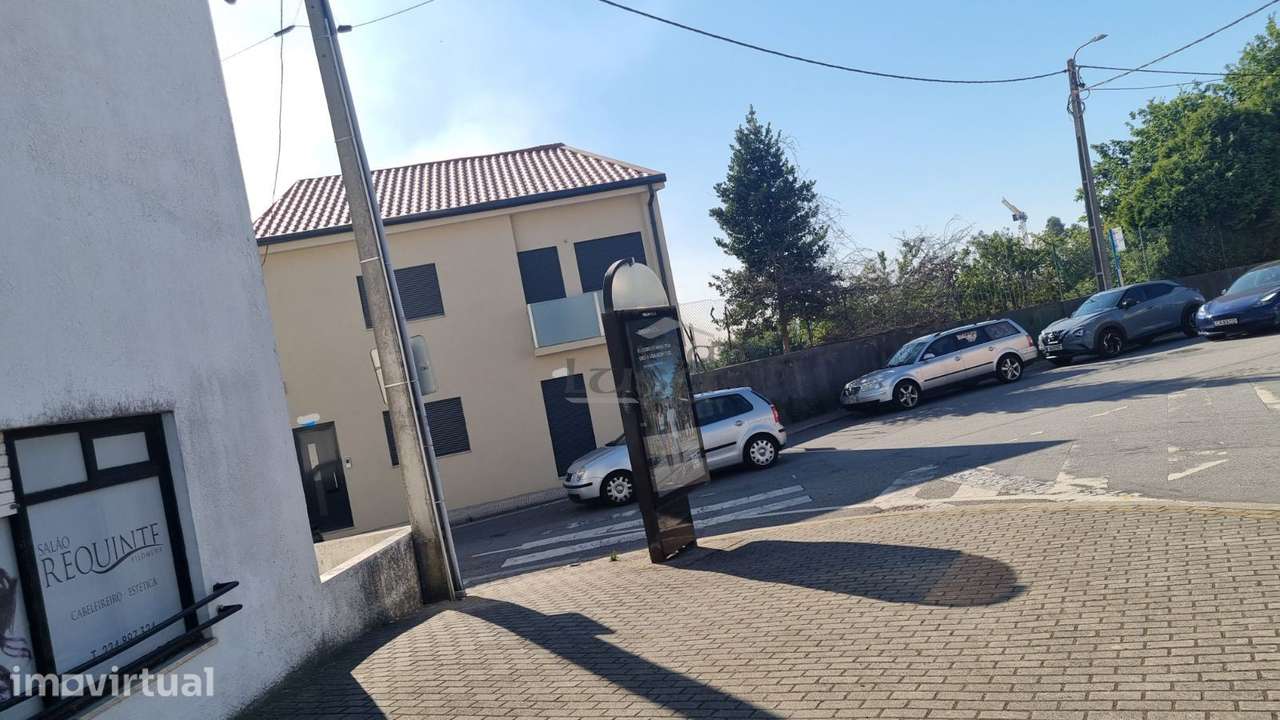 Andar de Moradia T2+1, totalmente requalificado em Fânzeres - Grande imagem: 3/26