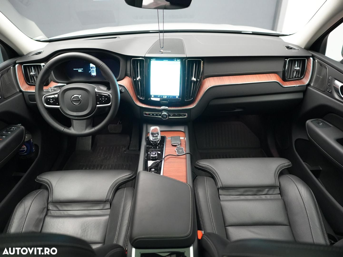 Volvo XC 60 B4 MHEV AT AWD Ultimate Dark - 3