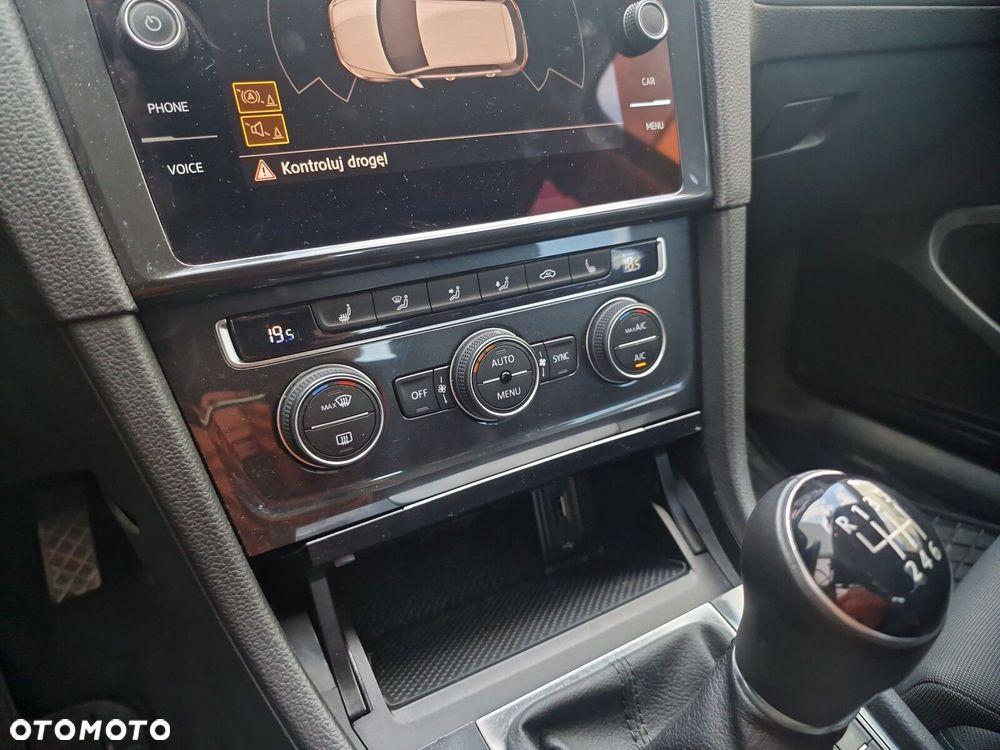 Volkswagen Golf - 22
