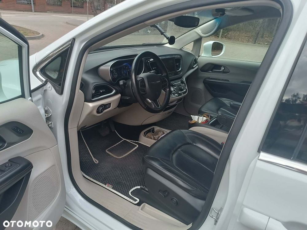 Chrysler Pacifica - 16