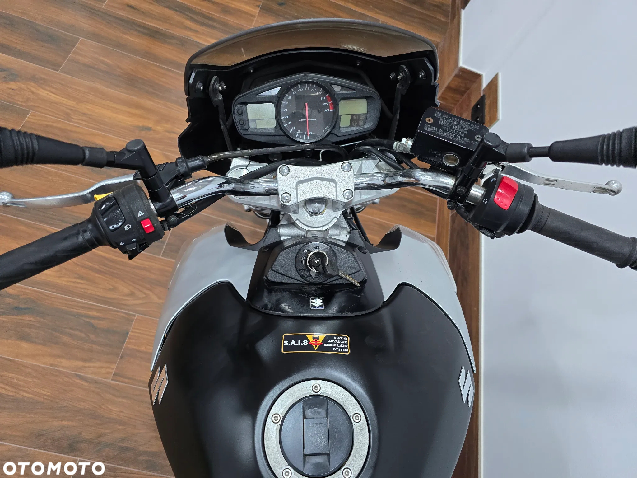 Suzuki GSR - 6