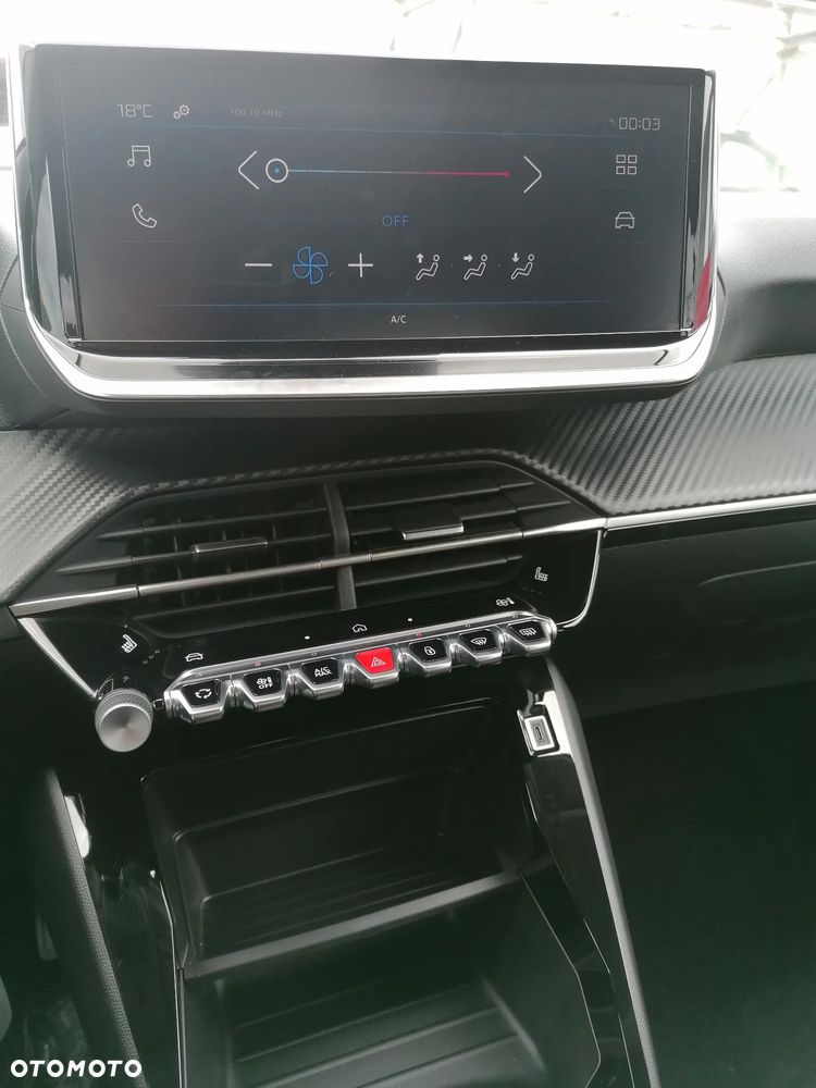 Peugeot 208 - 8