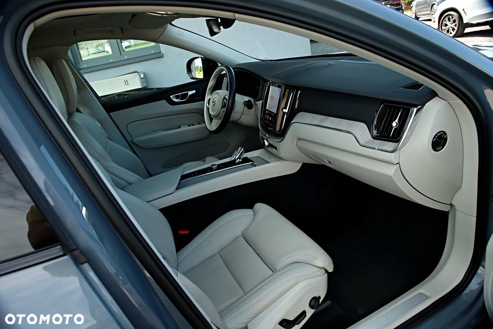 Volvo XC 60 B4 D AWD Plus Dark - 24