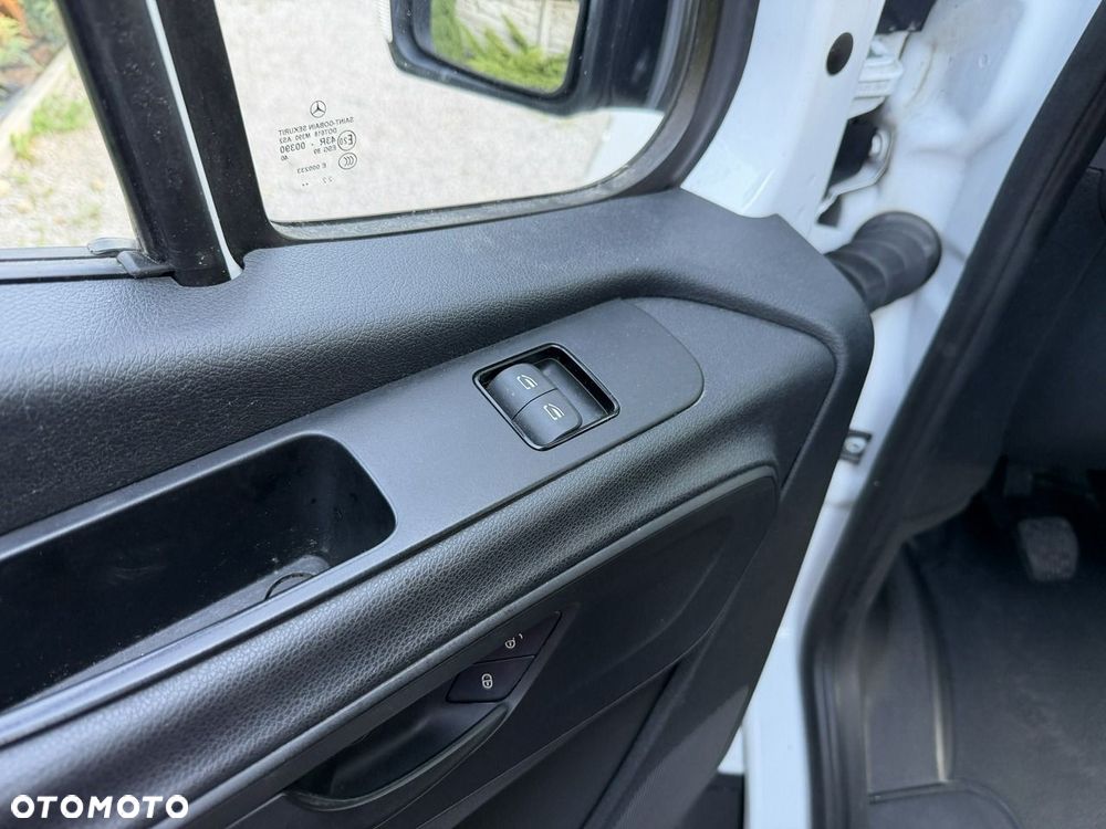 Mercedes-Benz Sprinter - 25