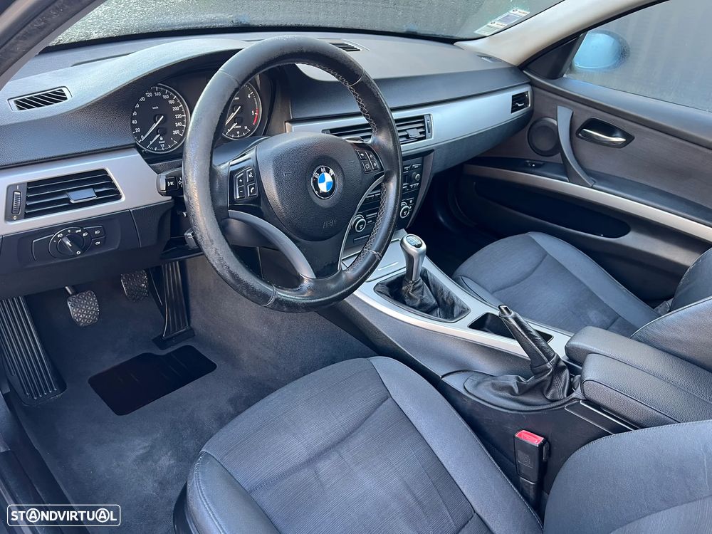 BMW 320 d Touring Dynamic - 12