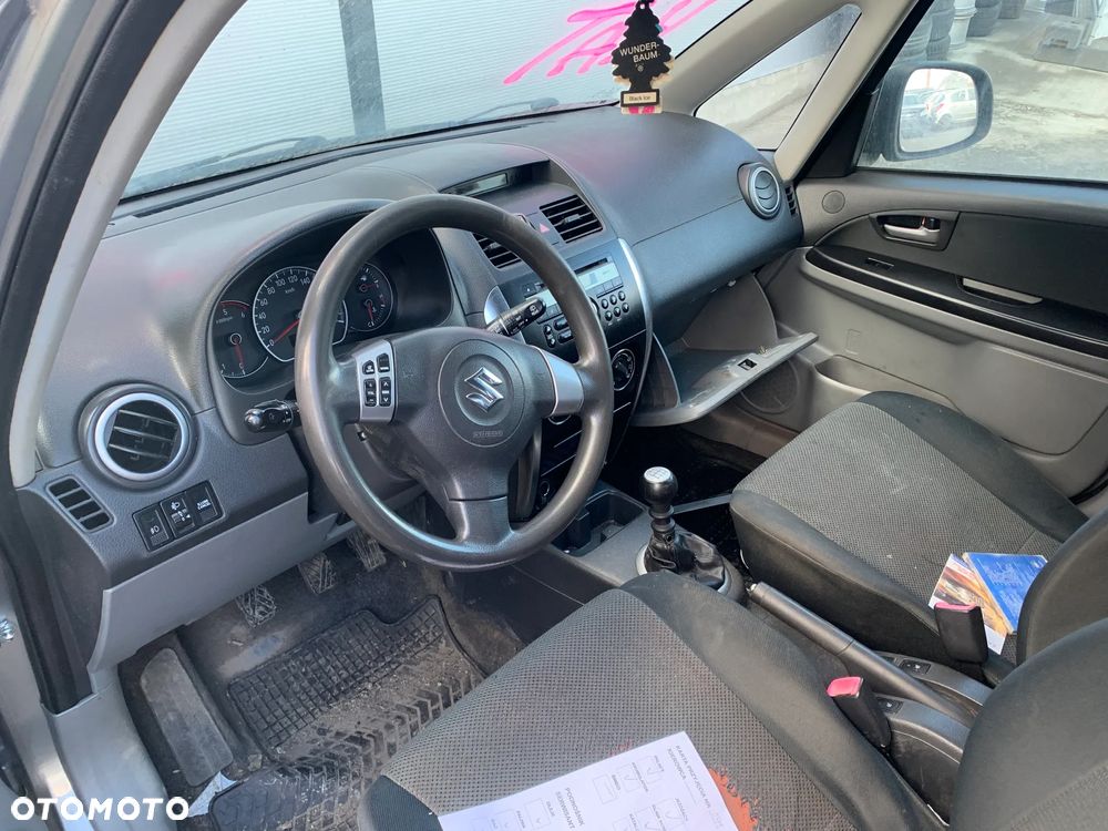 SUZUKI SX4 2006 *SAMOCHÓD NA CZĘŚCI* 3779  MASKA, LAMPA, DRZWI, LUSTERKO, ZDERZAK, GRILL, BŁOTNIK, KLAPA, BELKA, DESKA, FOTELE, KANAPA, ĆWIARTKA KIEROWNICA, TARCZE, ZACISKI, ZAWIESZENIE, KOMPLETNY PRZÓD, KOMPLETNY TYŁ, LICZNIK, ZEGARY, PRAWE LEWE PRZÓD TYŁ - 5