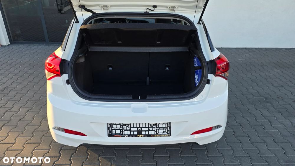 Hyundai i20 blue 1.2 - 11