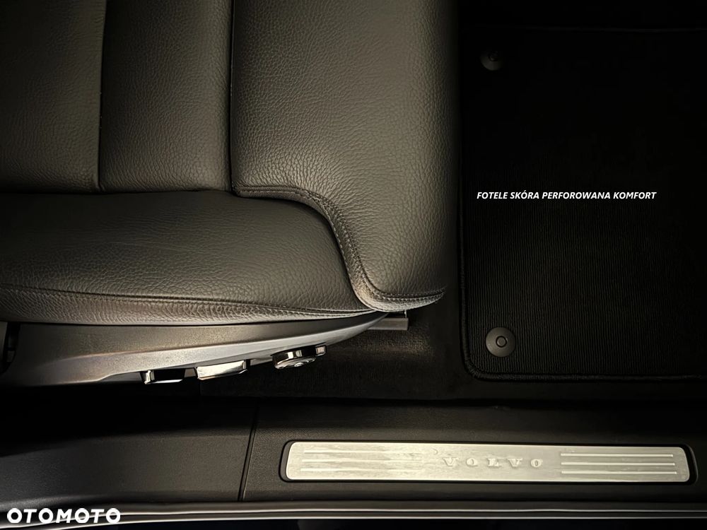 Volvo XC 60 B4 D AWD Plus Dark - 25