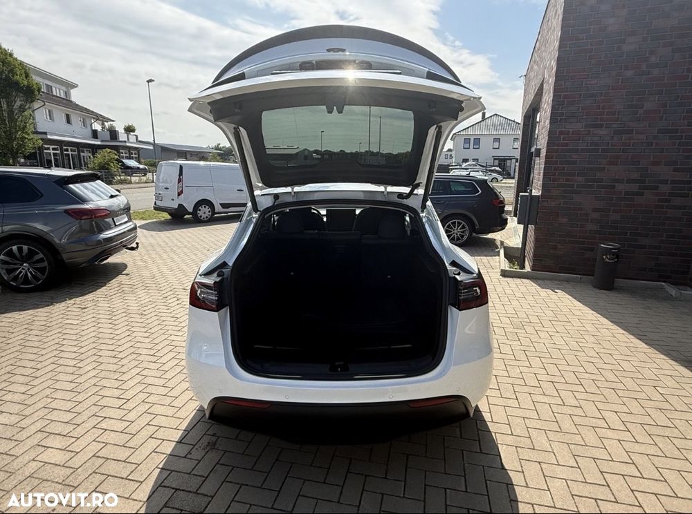 Tesla Model Y - 19