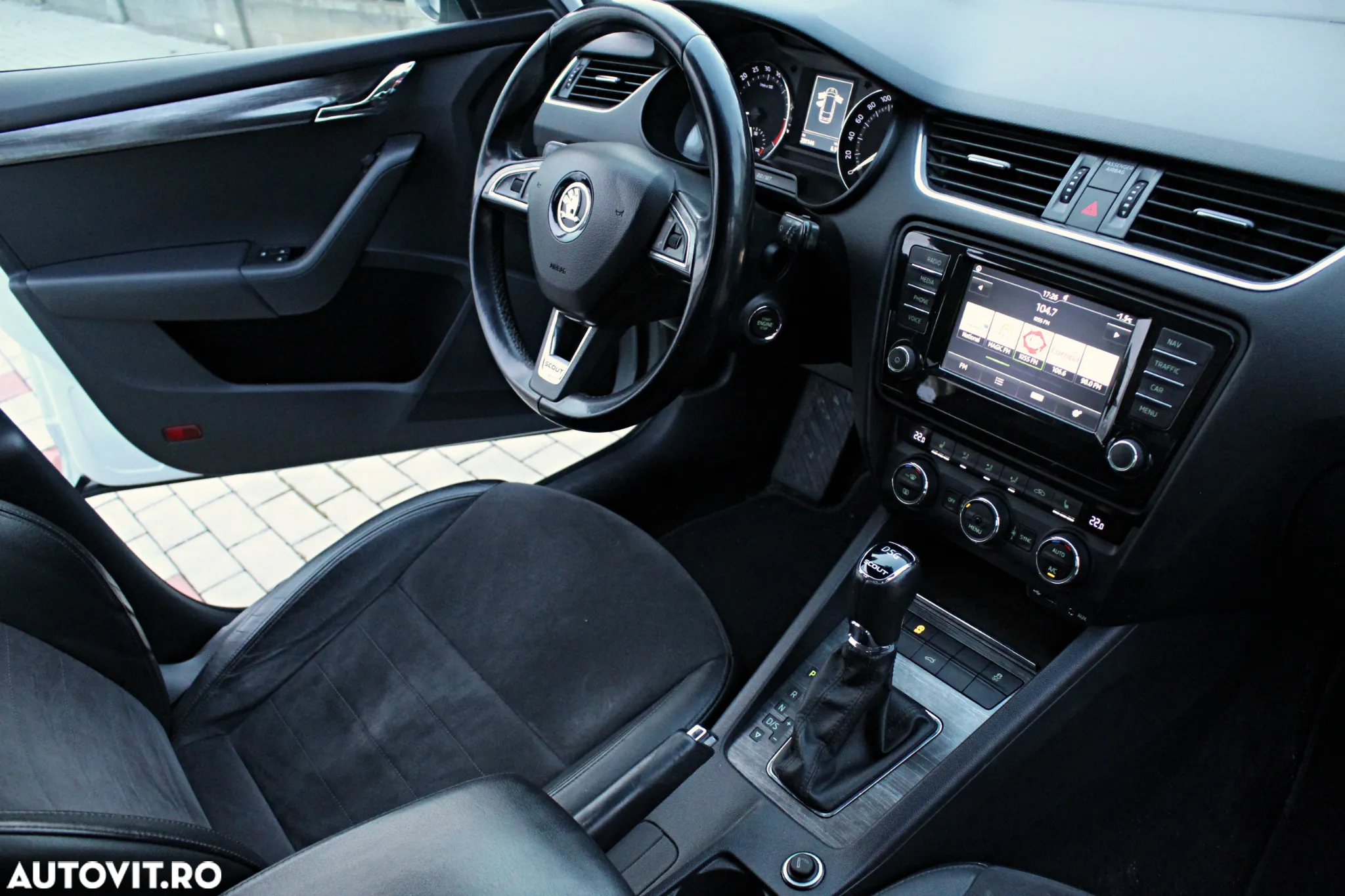 Skoda Octavia Combi 2.0 TDI 4x4 DSG Scout - 9
