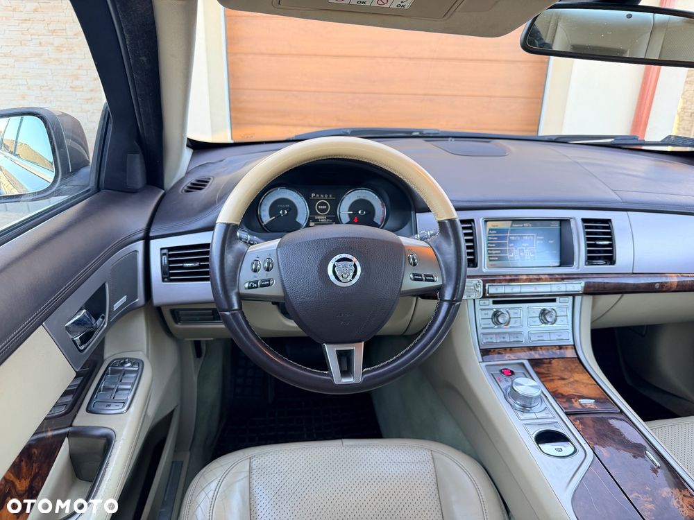 Jaguar XF 2.7 V6 Premium Luxury - 37