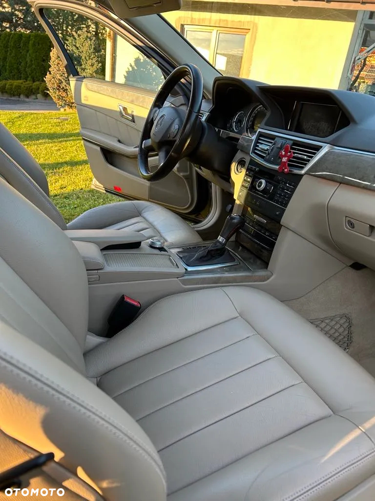 Mercedes-Benz Klasa E 200 T BlueEFFICIENCY 7G-TRONIC Elegance - 4