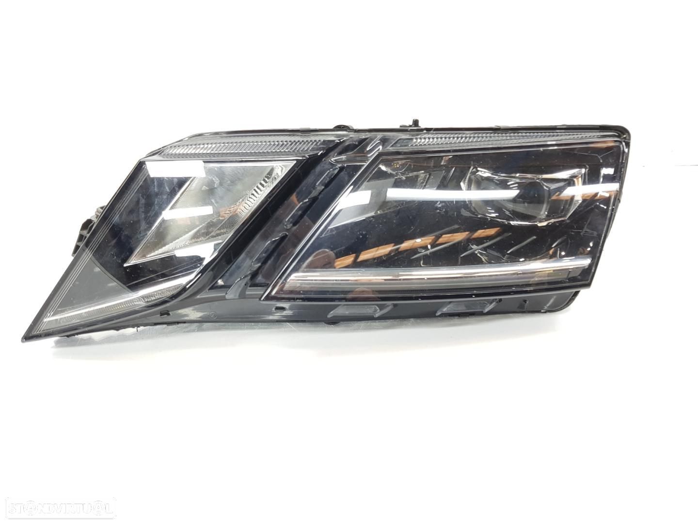 FAROL ESQUERDO SKODA OCTAVIA BERLINA 5E3 - 1