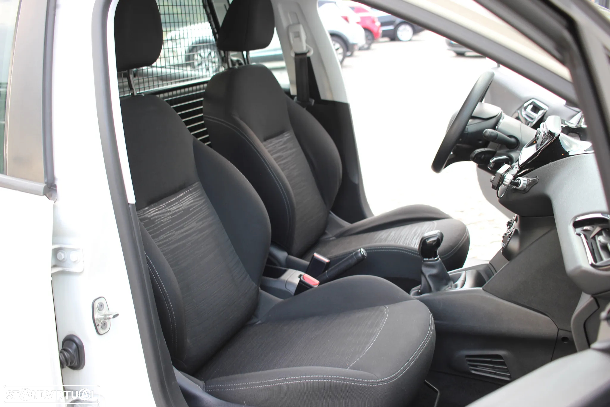Peugeot 208 - 16