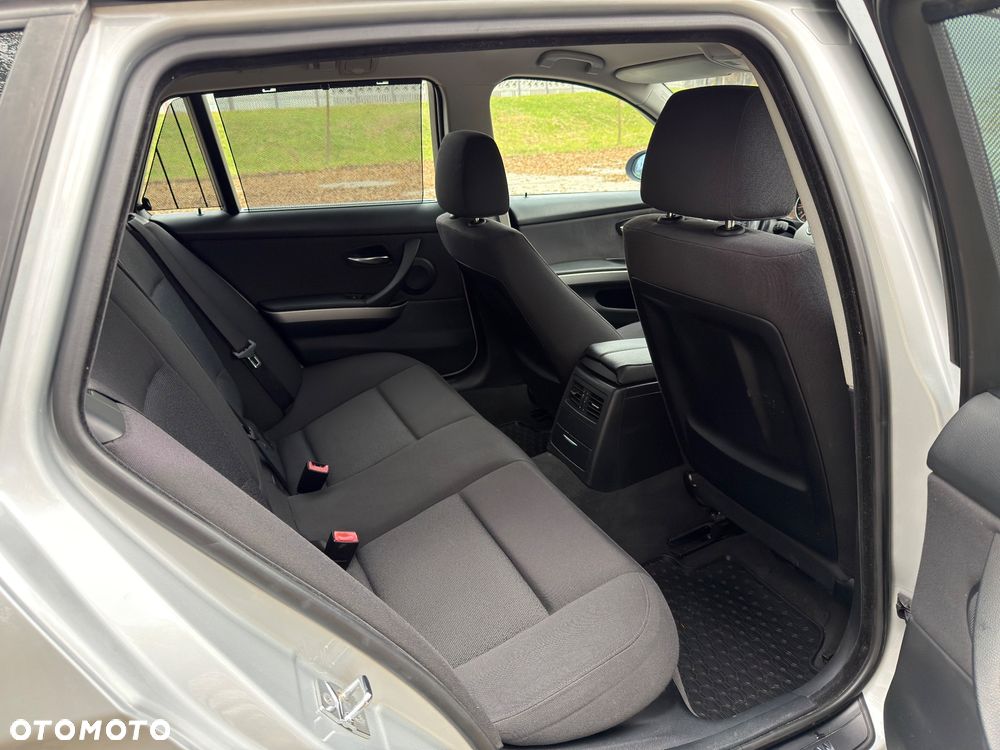 BMW Seria 3 318i Touring - 26