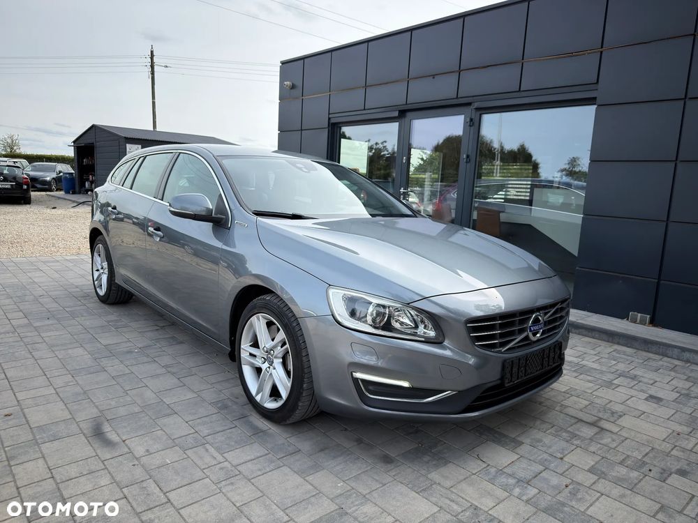 Volvo V60 D6 AWD Plug-in Hybrid R-Design Momentum - 1