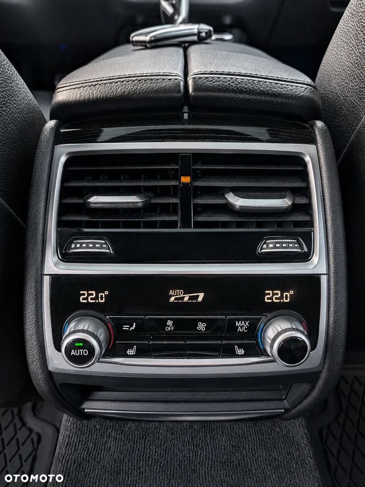 BMW Seria 7 740i - 24