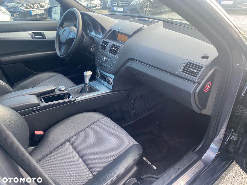 Mercedes-Benz Klasa C 180 CGI BlueEFFICIENCY Avantgarde - 30