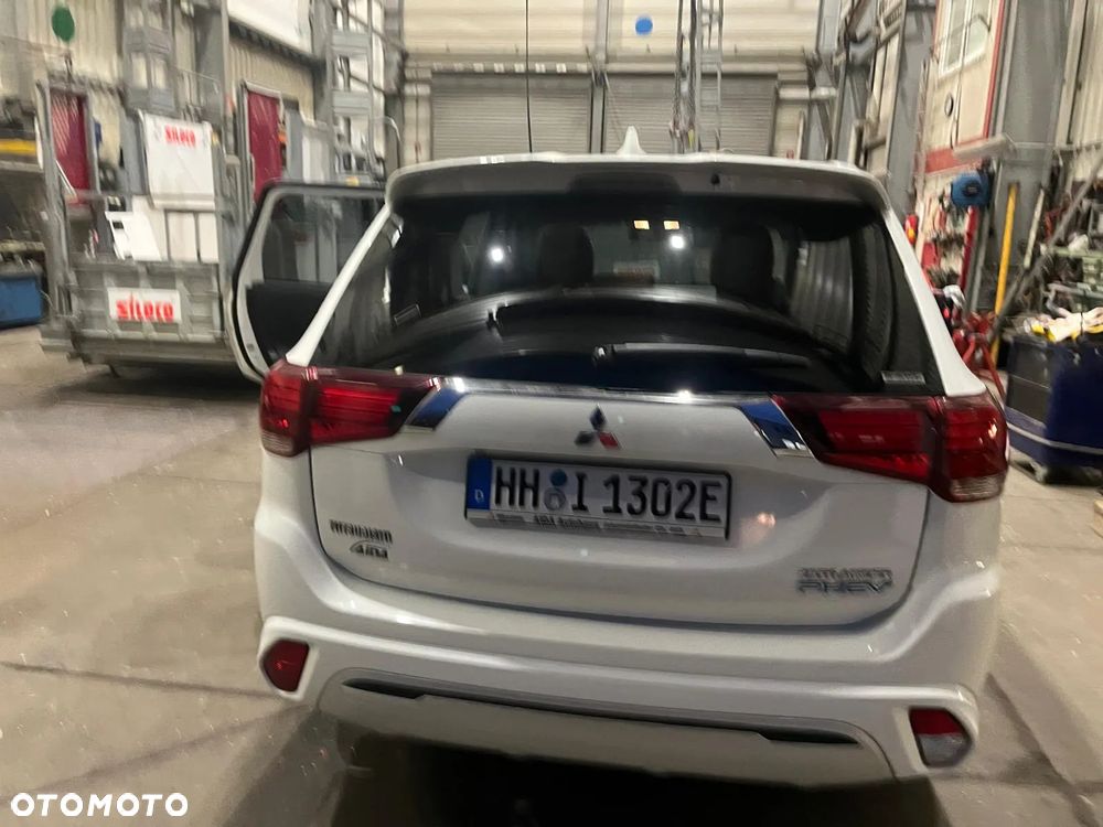 Mitsubishi Outlander PHEV Instyle + - 10