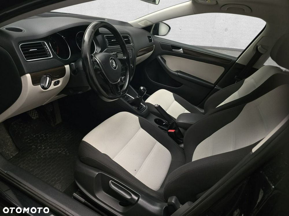 Volkswagen Jetta - 11