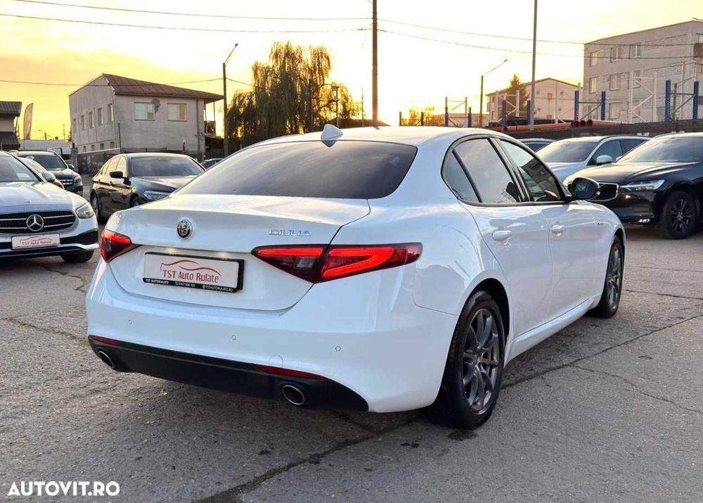 Alfa Romeo Giulia - 8